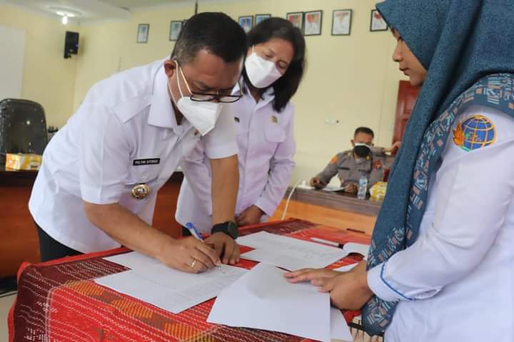 Bupati Toba Menandatangani Berita Acara Sidang Panitia Pertimbangan Landreform