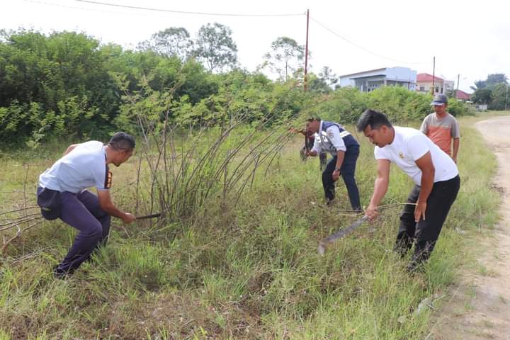 Pemkab Toba Gotong royong Bersihkan Kawasan Terpadu Lumban Pea