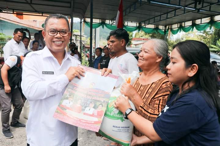 Bupati Toba Bagikan Bantuan Beras dari Badan Pangan Nasional