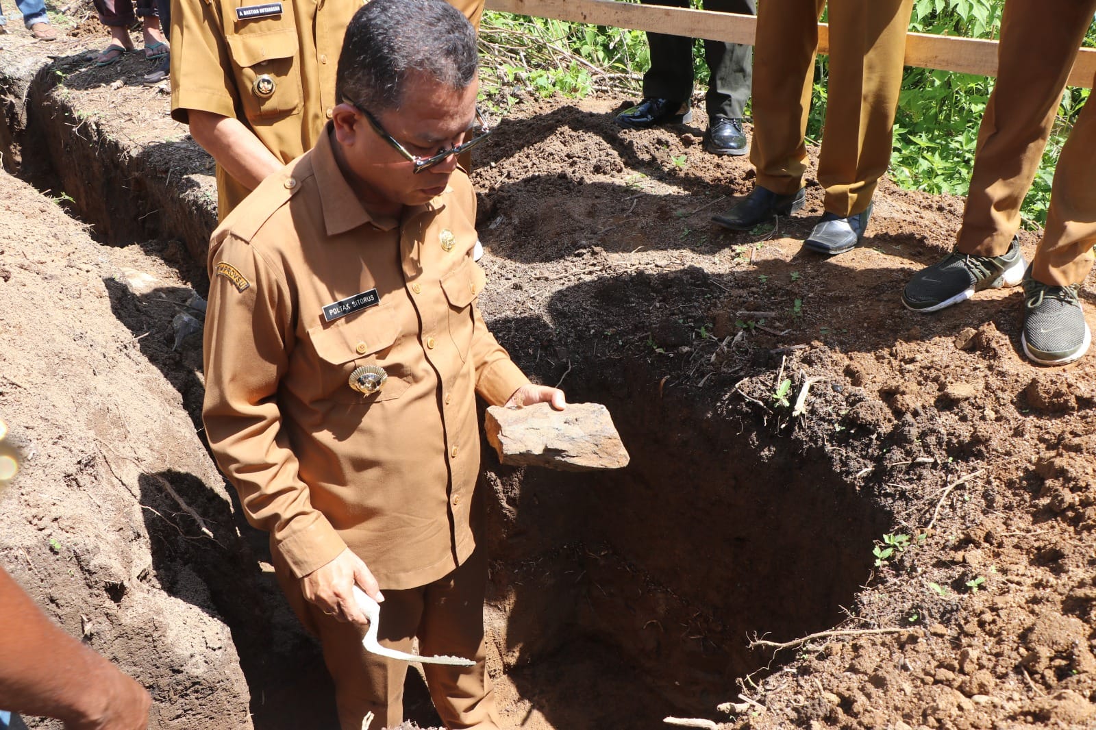 Bupati Toba Meletakkan Batu Pertama  Pembangunan Gedung Taman Bacaan Desa Simatibung, Laguboti 