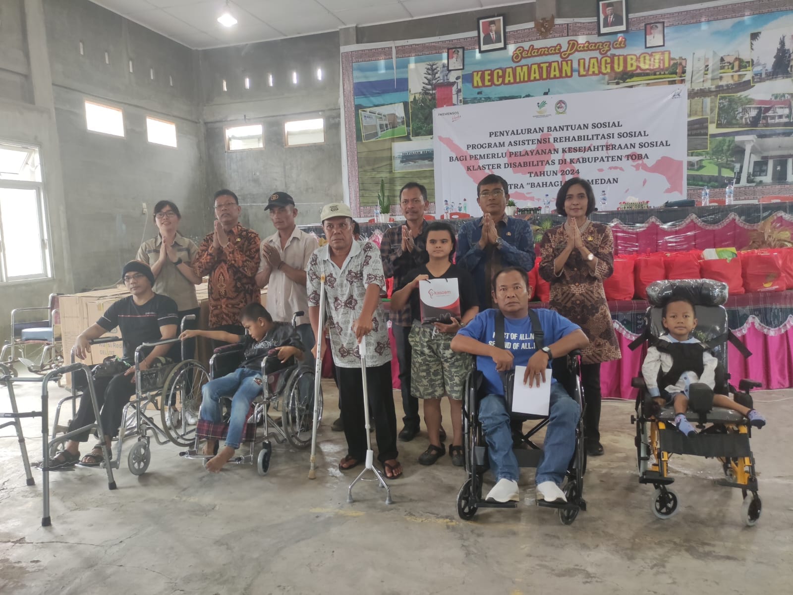 Penyandang Disabilitas Terima Bantuan, Bupati : 'Semangat, Fokus pada Kelebihan'