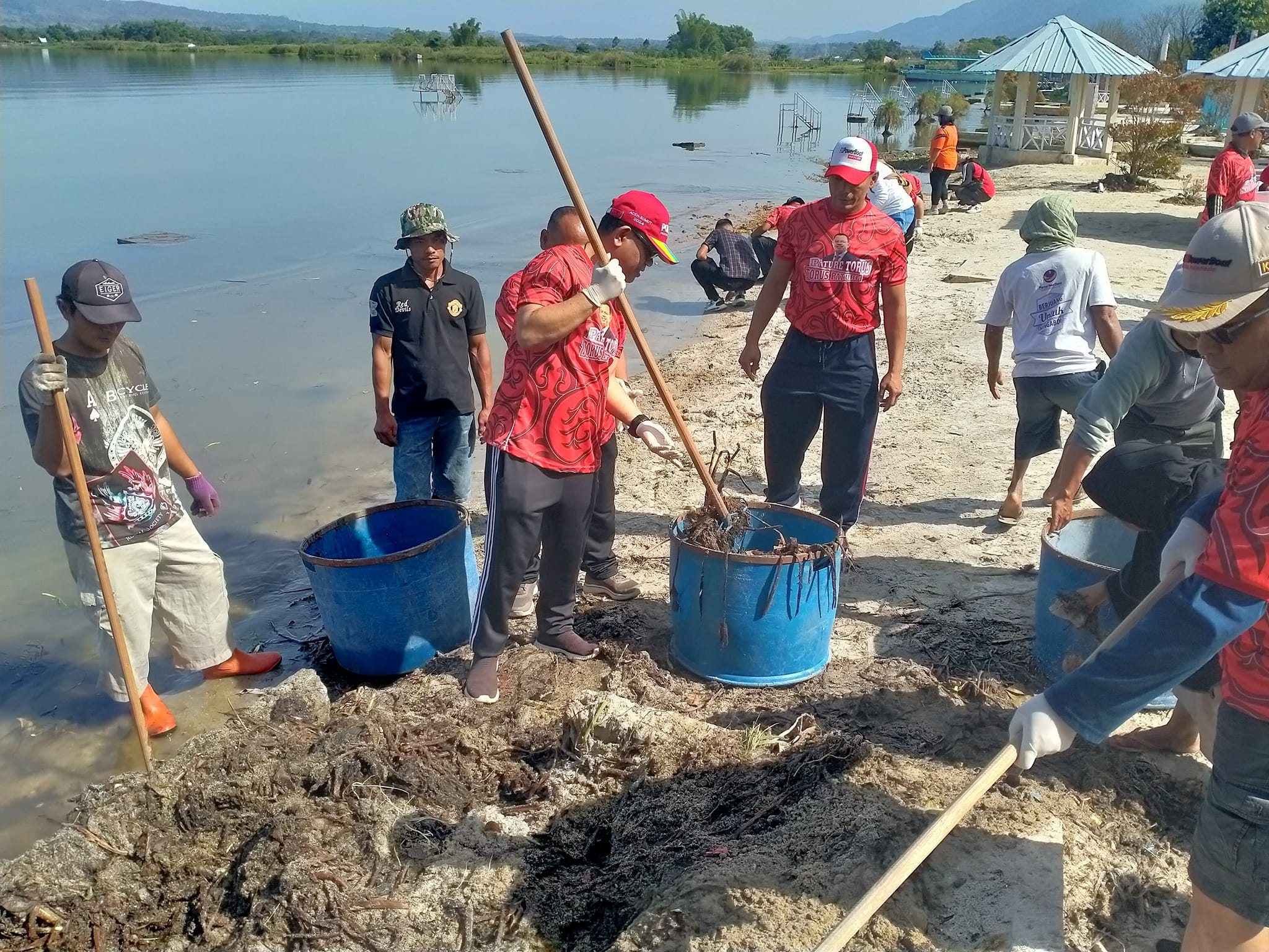 Songsong PON XXI, Bupati Toba Gotong royong Bersama Mahasiswa STIKES Arjuna Bersihkan Sampah di Pantai Pasir Putih Parparean