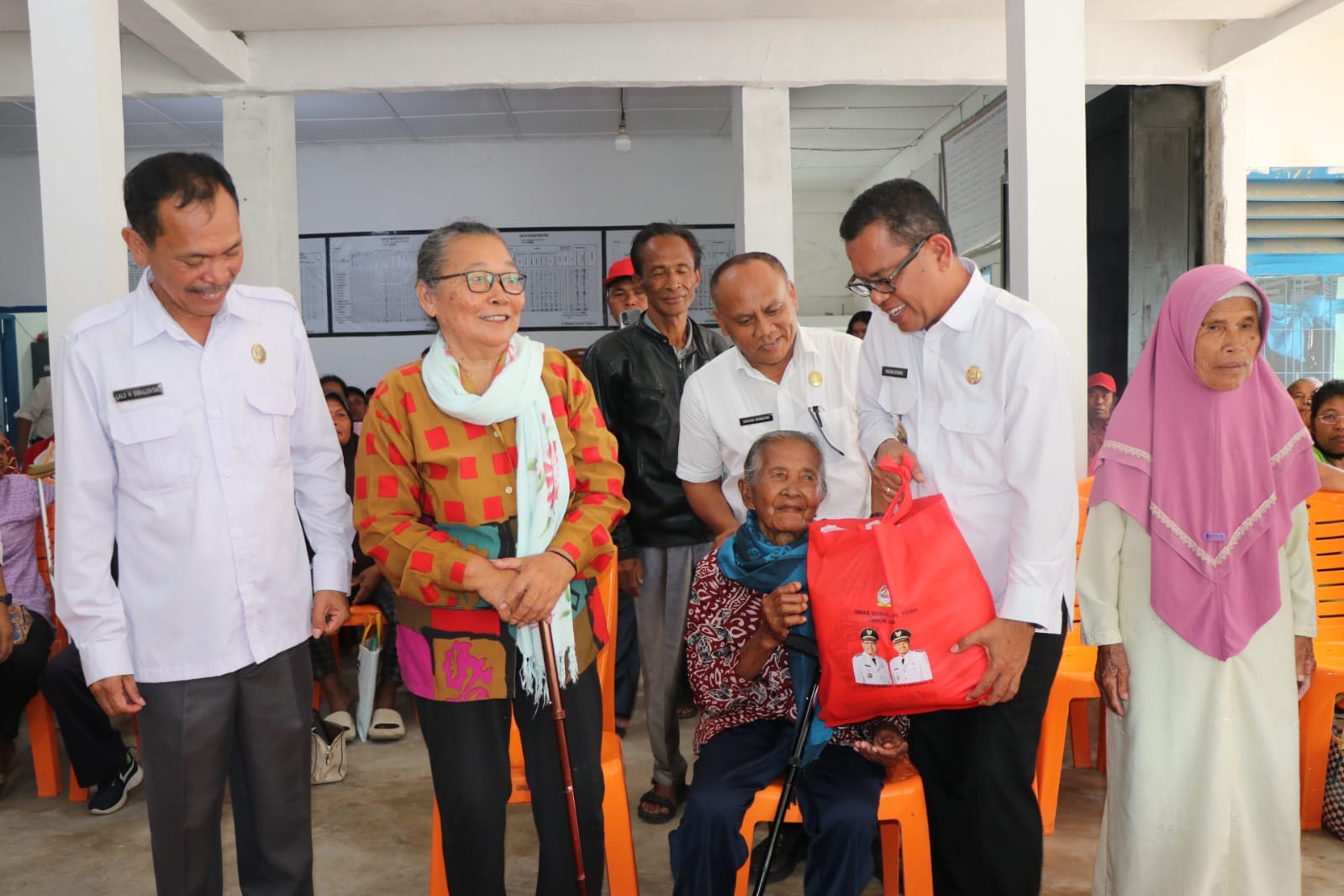 Pemkab Toba Salurkan Bantuan Sosial  Bagi Penyandang disabilitas dan Lansia