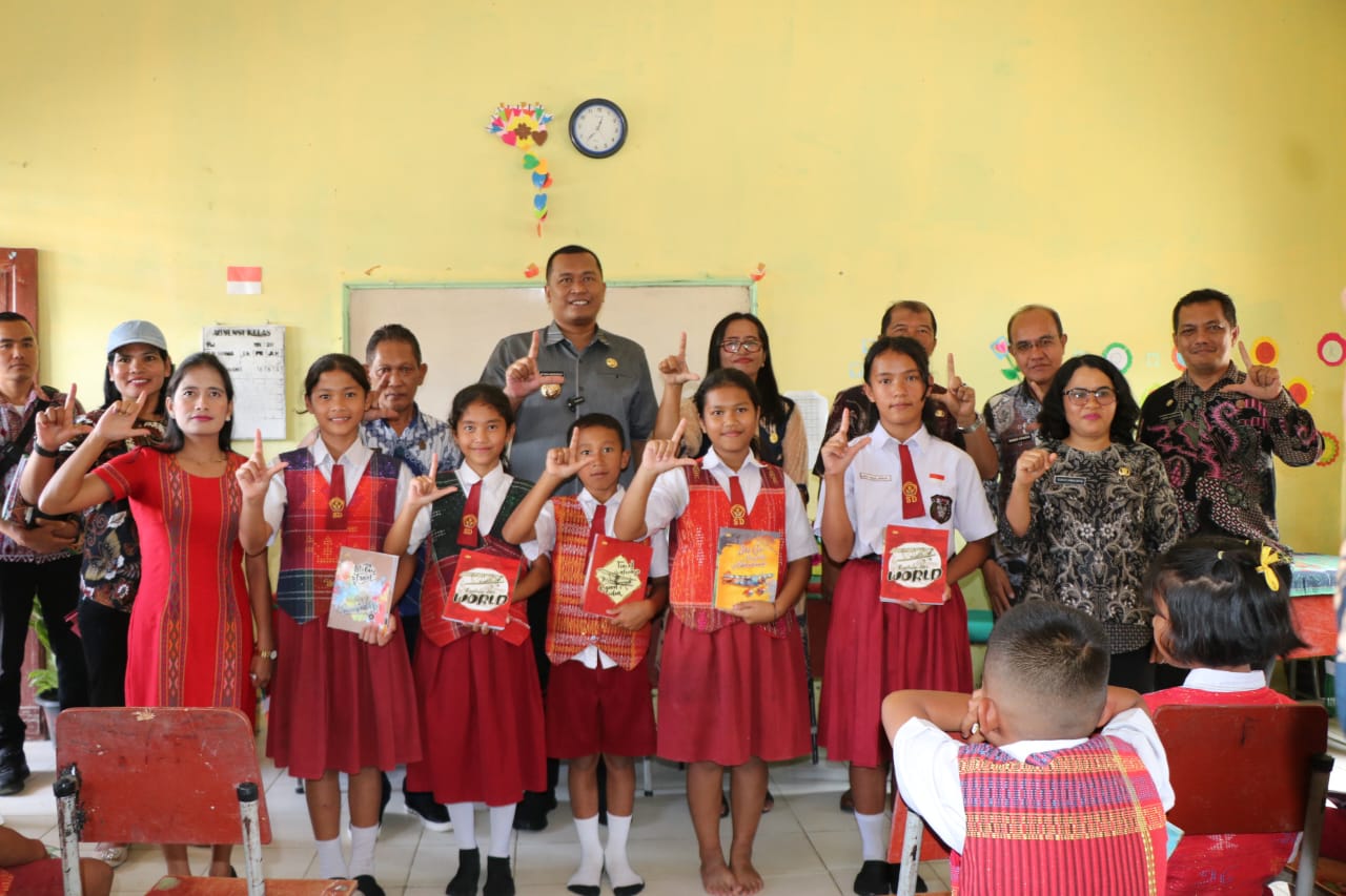 Bupati Toba Kunjungi SD Negeri Silamosik dan SMP Rumah Harapan saat Berkantor di Desa