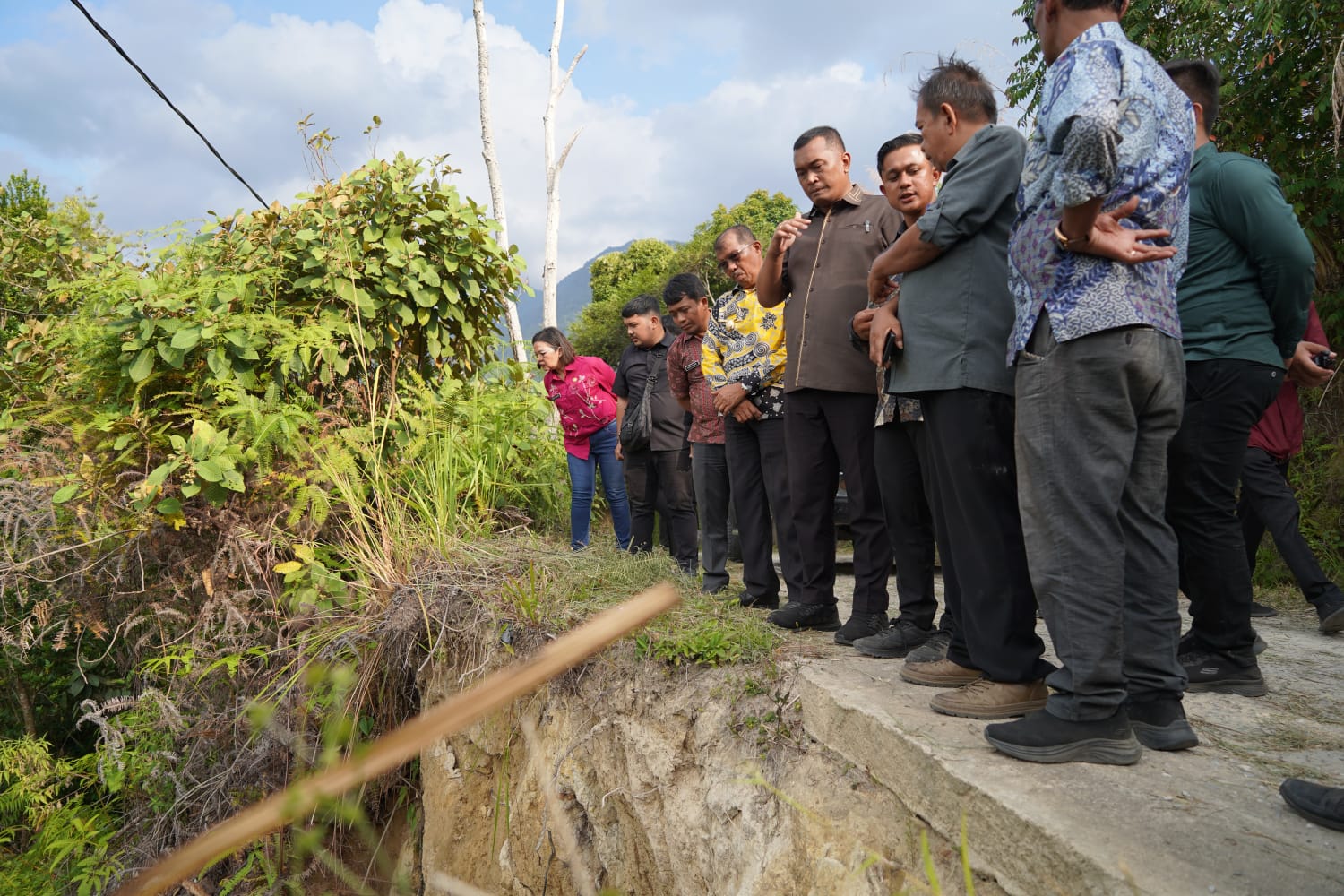 Tinjau Jalan Longsor di Desa Batu Nabolon, Bupati Janjikan Penanggulangan Lewat DTT