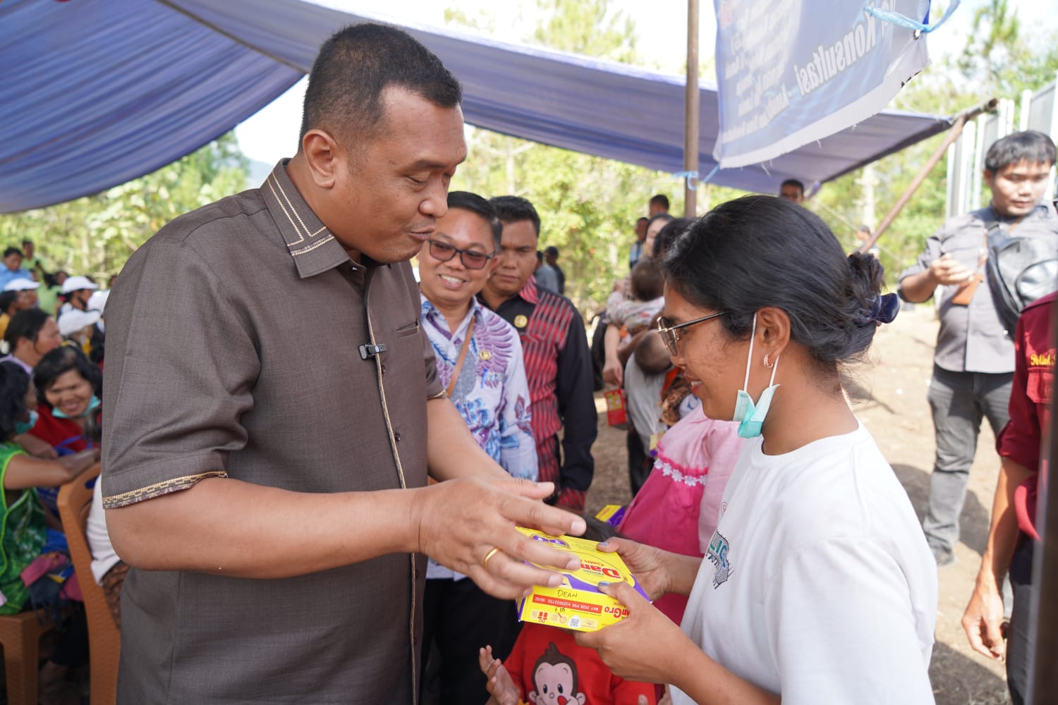 Bupati dan Wakil Bupati Berkantor di Desa Batu Nabolon, Warga : Kami Sangat Puas