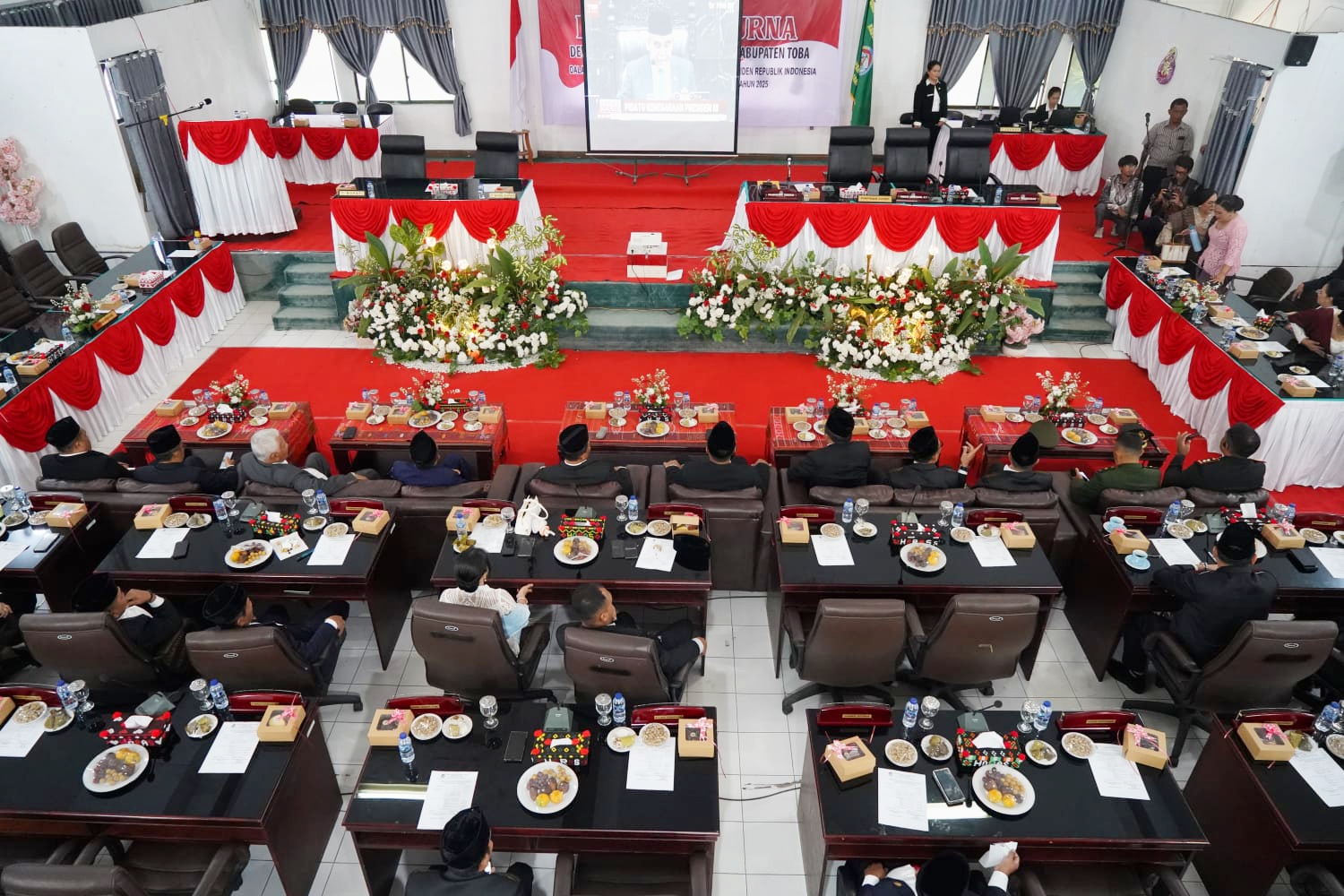 Peripurna DPRD Toba Mendengar Pidato Kenegaraan Presiden RI pada HUT ke-80 RI