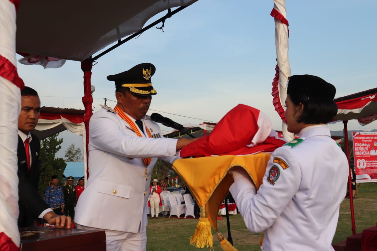 Upacara Penurunan Bendera Berlangsung Penuh Hikmad di Tengah Gemuruh Angin Kencang