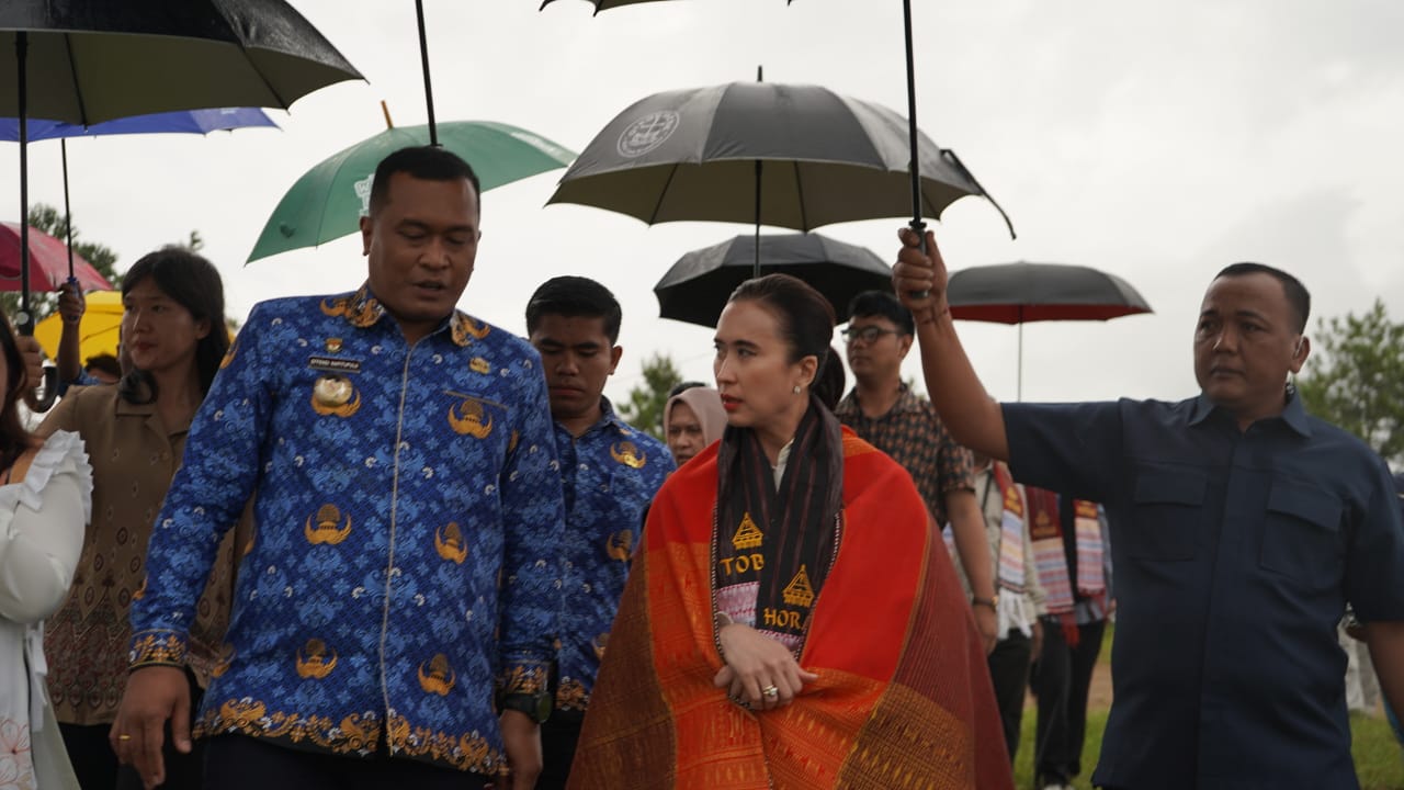 Bupati Sampaikan Kondisi Pariwisata dan Rencana Wisata Rohani di Toba Kepada Menpar