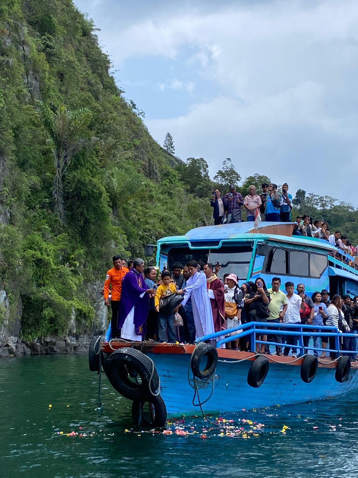 Korban Tenggelam Tidak Ditemukan, Keluarga Tabur Bunga