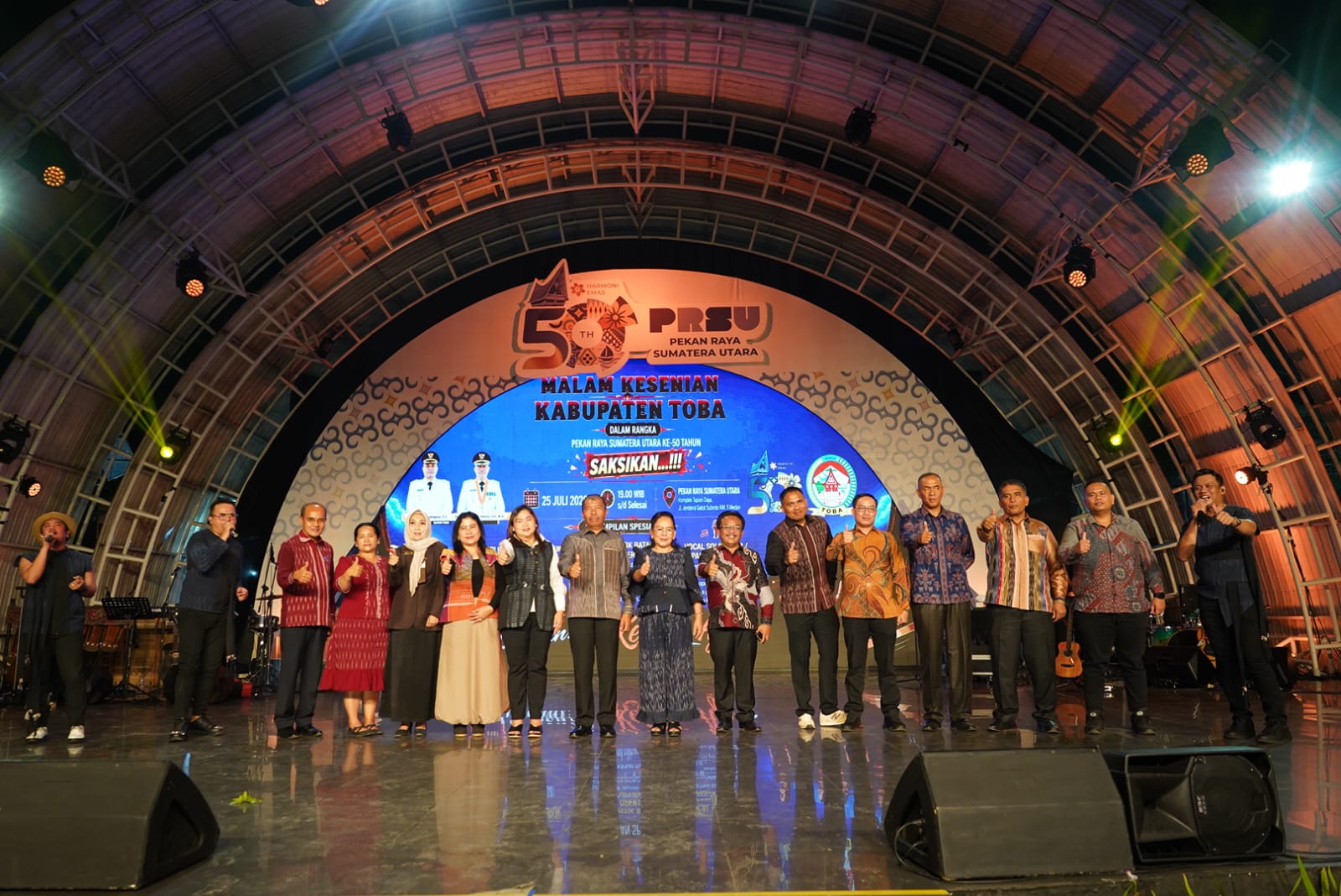 Malam Kesenian Kabupaten Toba Harmonisasi Keunggulan Produk Daerah 