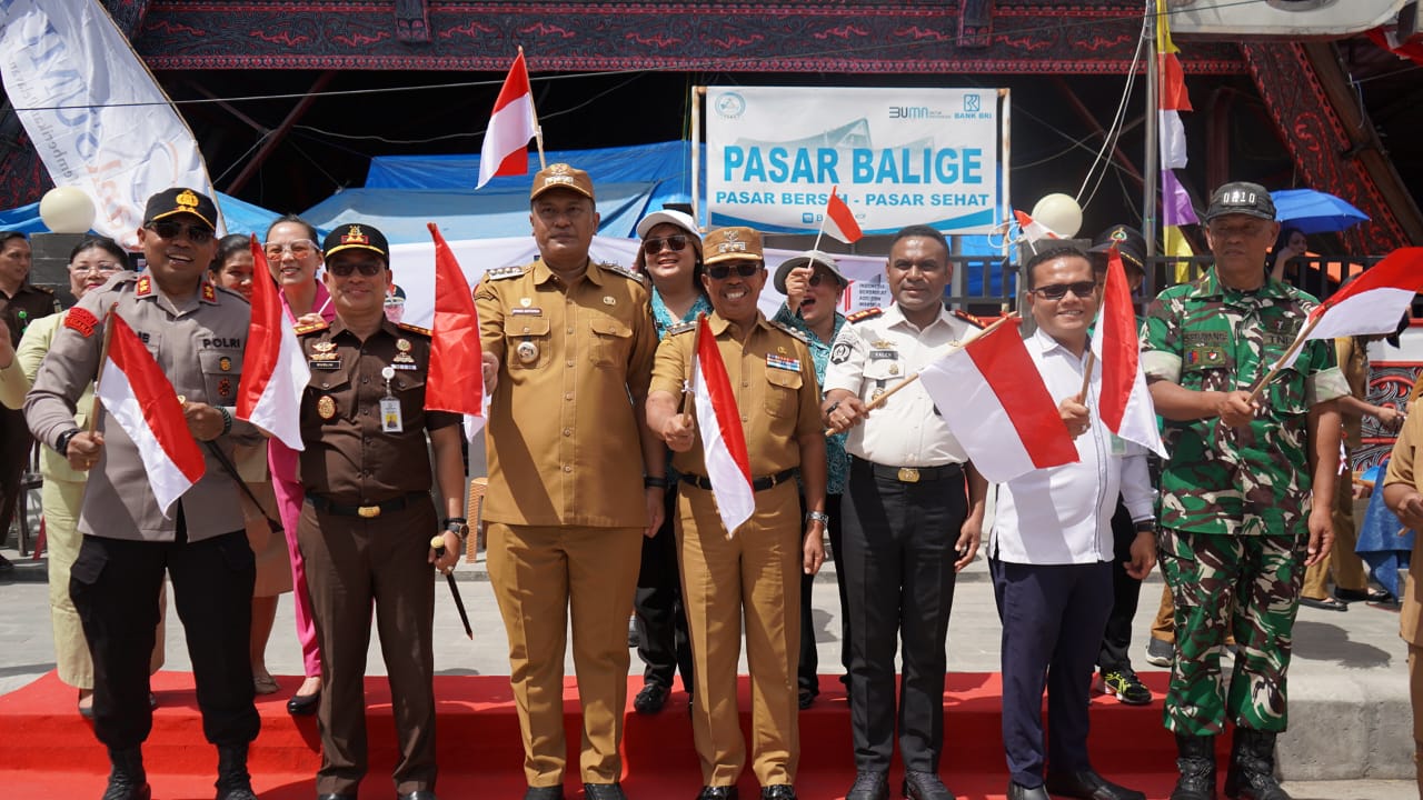 Pemkab Toba Lakukan Gerakan 10 Juta Bendera, Bangkitkan Rasa Cita pada Negara