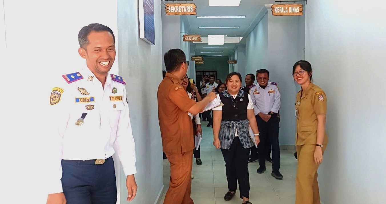 Sambut Hari Kemerdekaan, Ketua TP PKK Toba Turun Langsung Nilai Kebersihan Setiap OPD