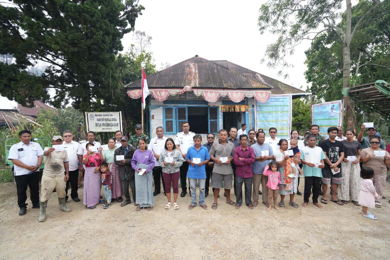 Bupati dan Wakil Bupati Toba Serahkan Bantuan Bagi Warga Terdampak Bencana Angin Puting Beliung di Sigumpar dan Laguboti 