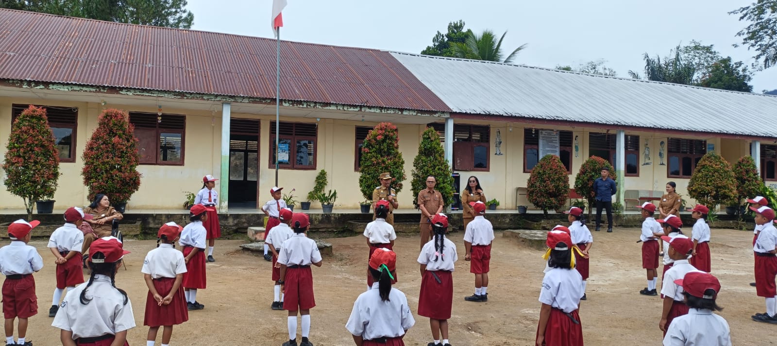 Wabup Toba  Kunjungi SD Almamater, Beri Motivasi kepada Siswa