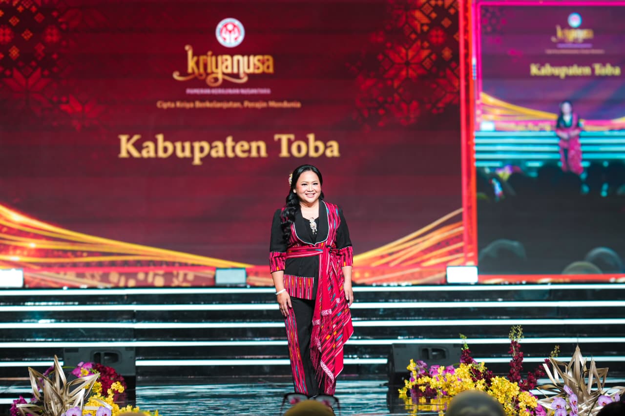 PESONA TENUN LOKAL DI PANGGUNG NASIONAL, KETUA DEKRANASDA TOBA TAMPIL MEMUKAU PADA PARADE WASTRA KRIYANUSA 2026
