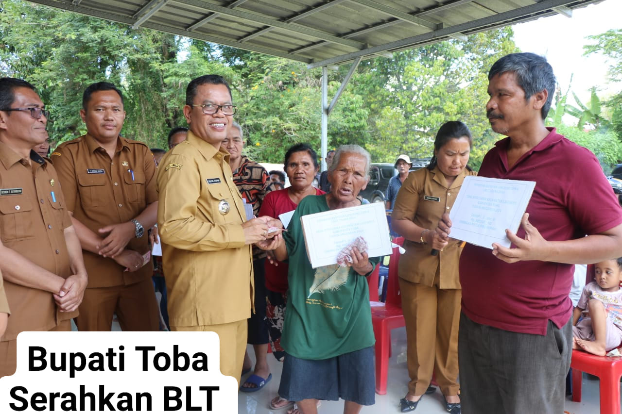 Bupati Toba Serahkan BLT di Tiga Desa