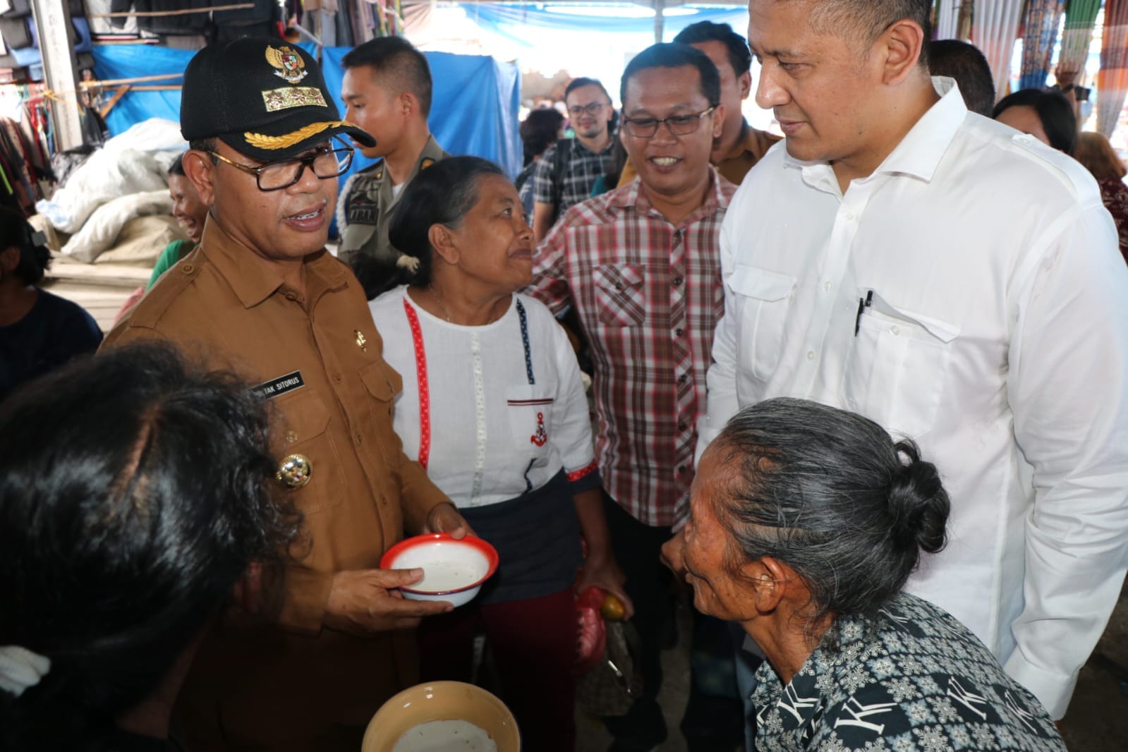 Bupati Toba Poltak Sitorus bersama Istri  