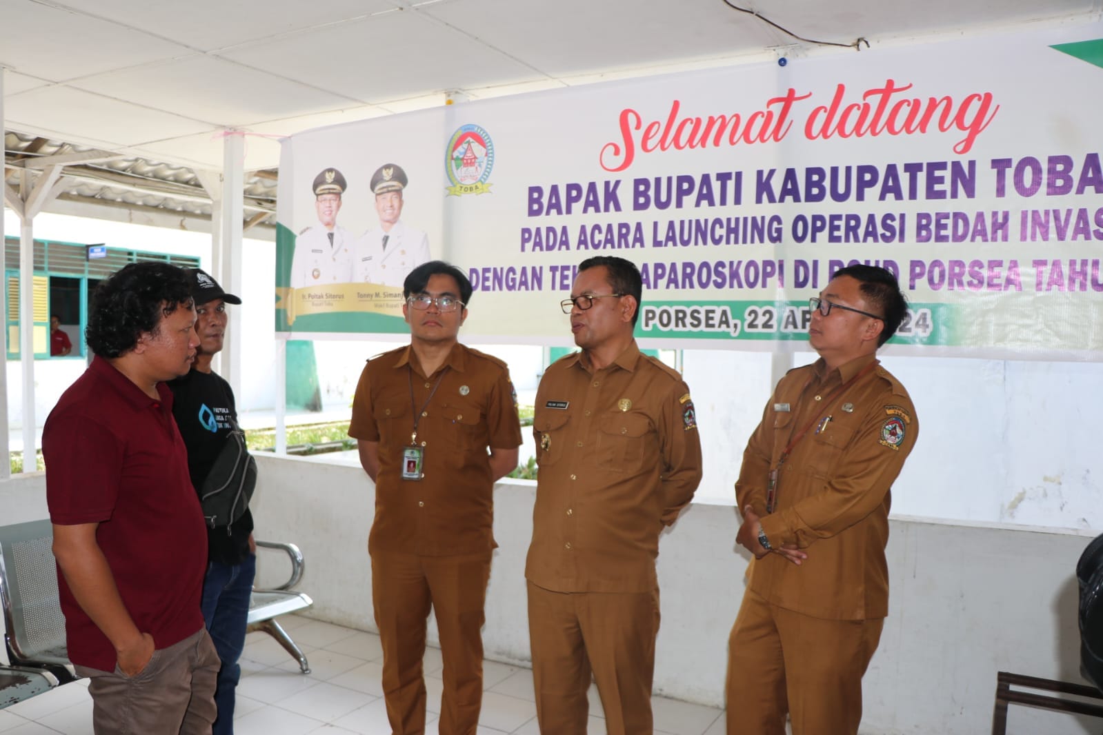 Bupati Toba Besuk dan Doakan Pasien di RSUD Porsea