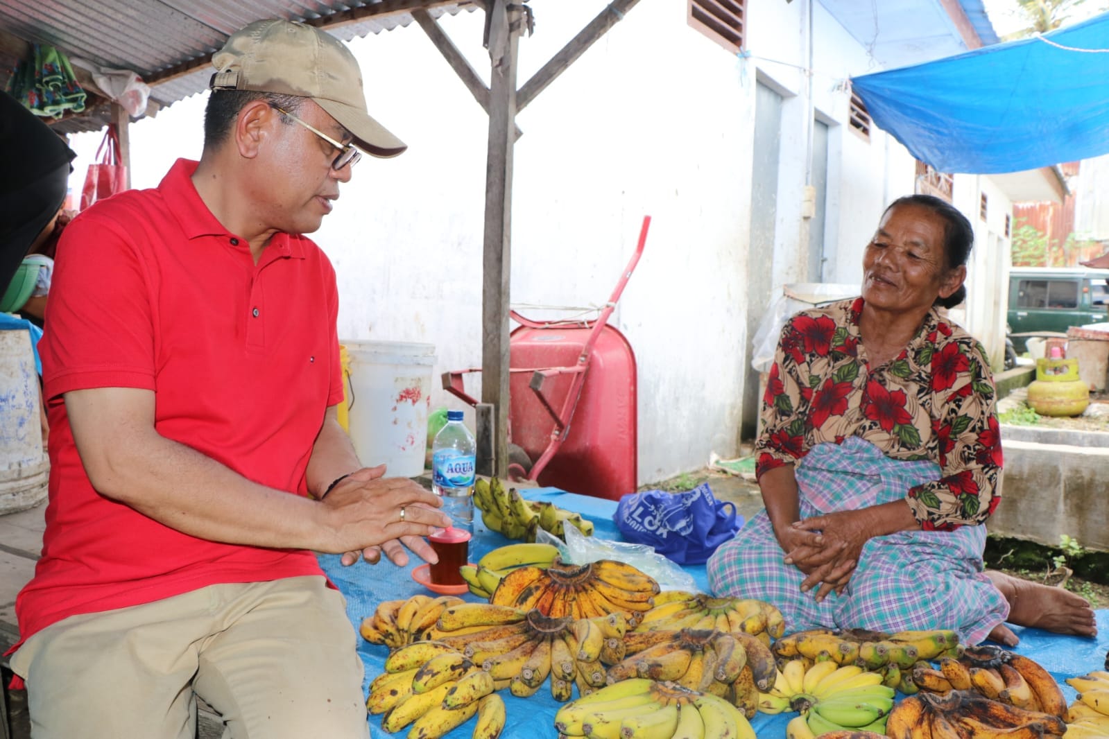 Blusukan ke Pasar Silaen, Bupati Toba Sapa Warga dan Belanja Kebutuhan Dapur