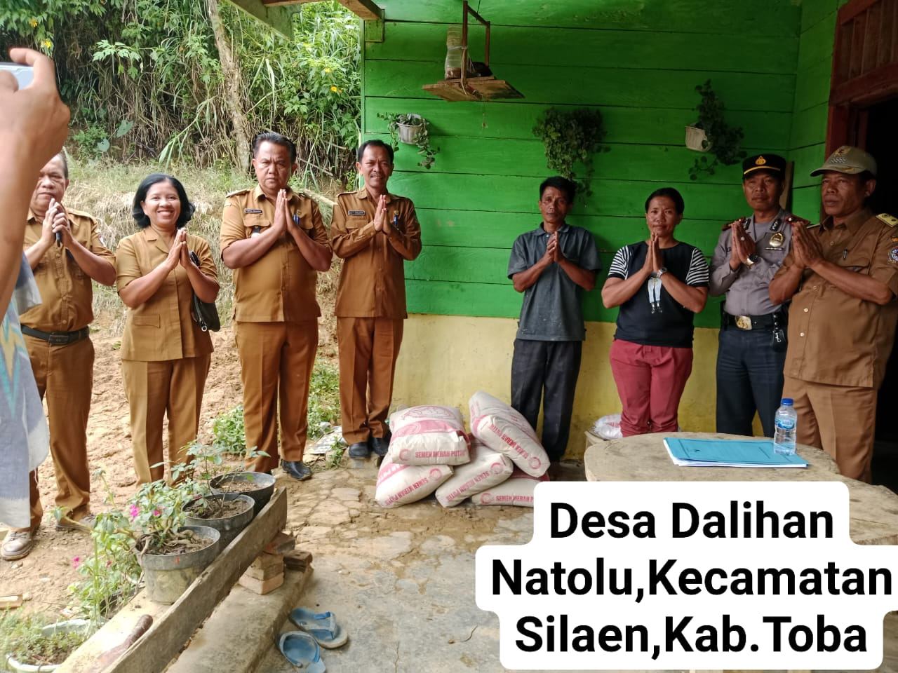 Pemkab Toba Bantu Keluarga yang Rumahnya Longsor