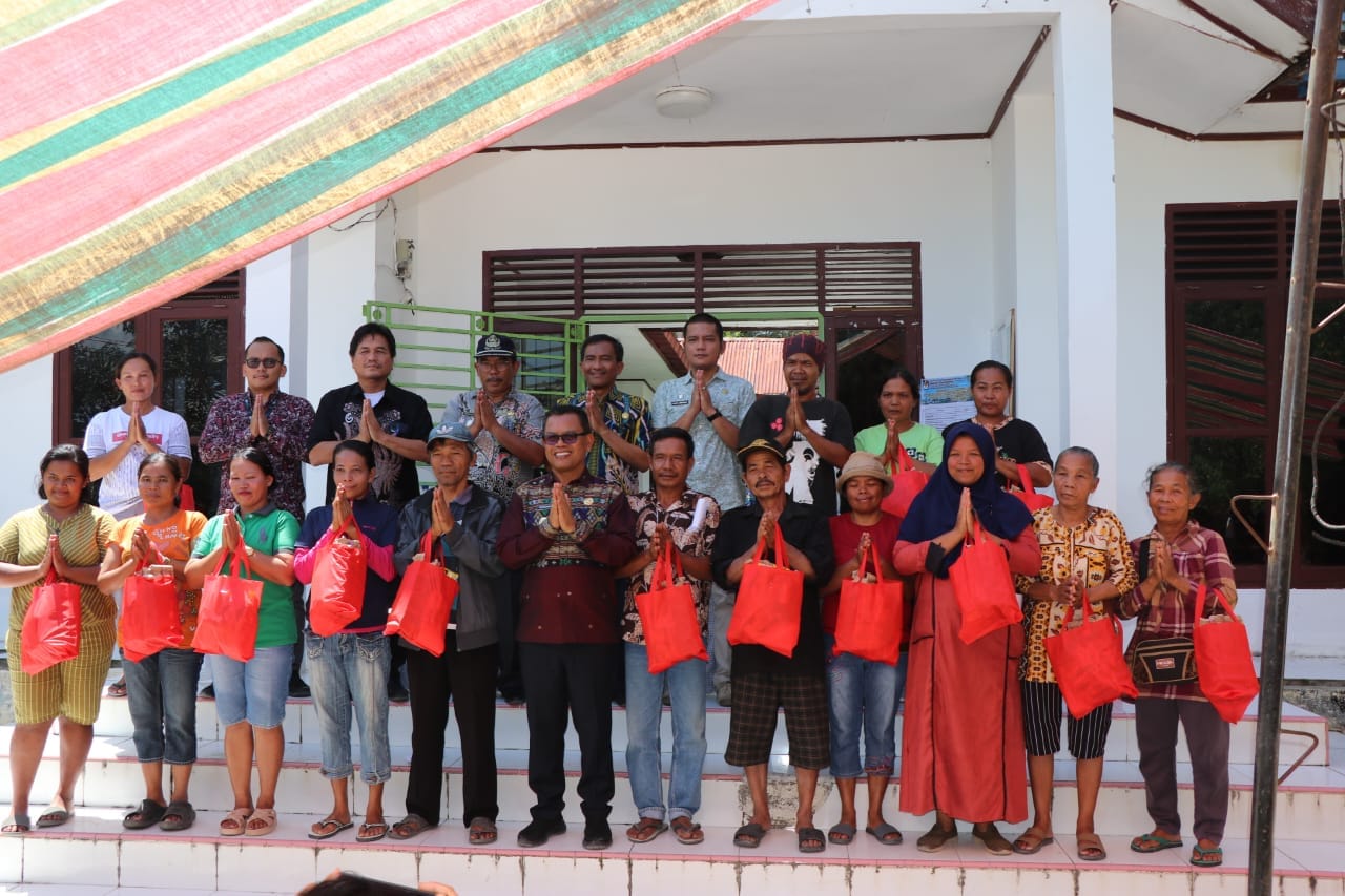 Salurkan Bantuan Beras Cadangan Pemerintah ,Bupati Toba Berharap Penerima Semakin Rajin