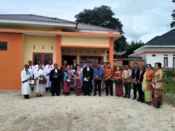 Pemkab Toba Ikut Bersyukur Atas Peresmian Rumah Dinas Gereja HKBP  Marom