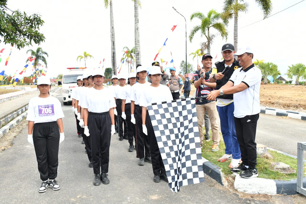 Wabup Toba Melepas Tarkam 2025 Lomba Gerak Jalan Beregu 