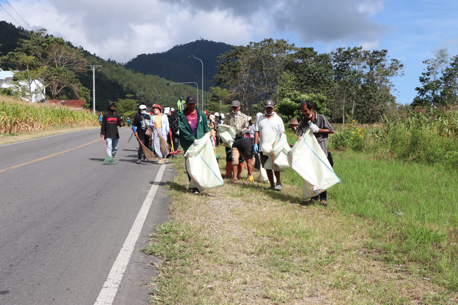 Bersama Bank Sampah IAS Toba, Bersihkan Desa di Kawasan Danau Toba