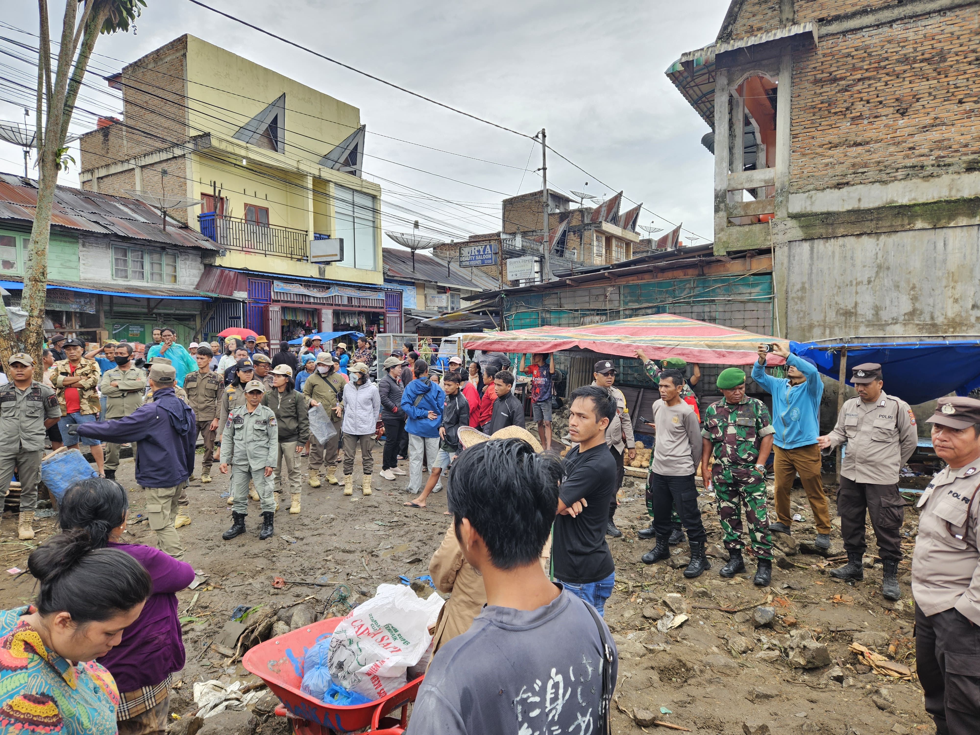 Ratusan Pedagang di Pasar Laguboti Ditertibkan