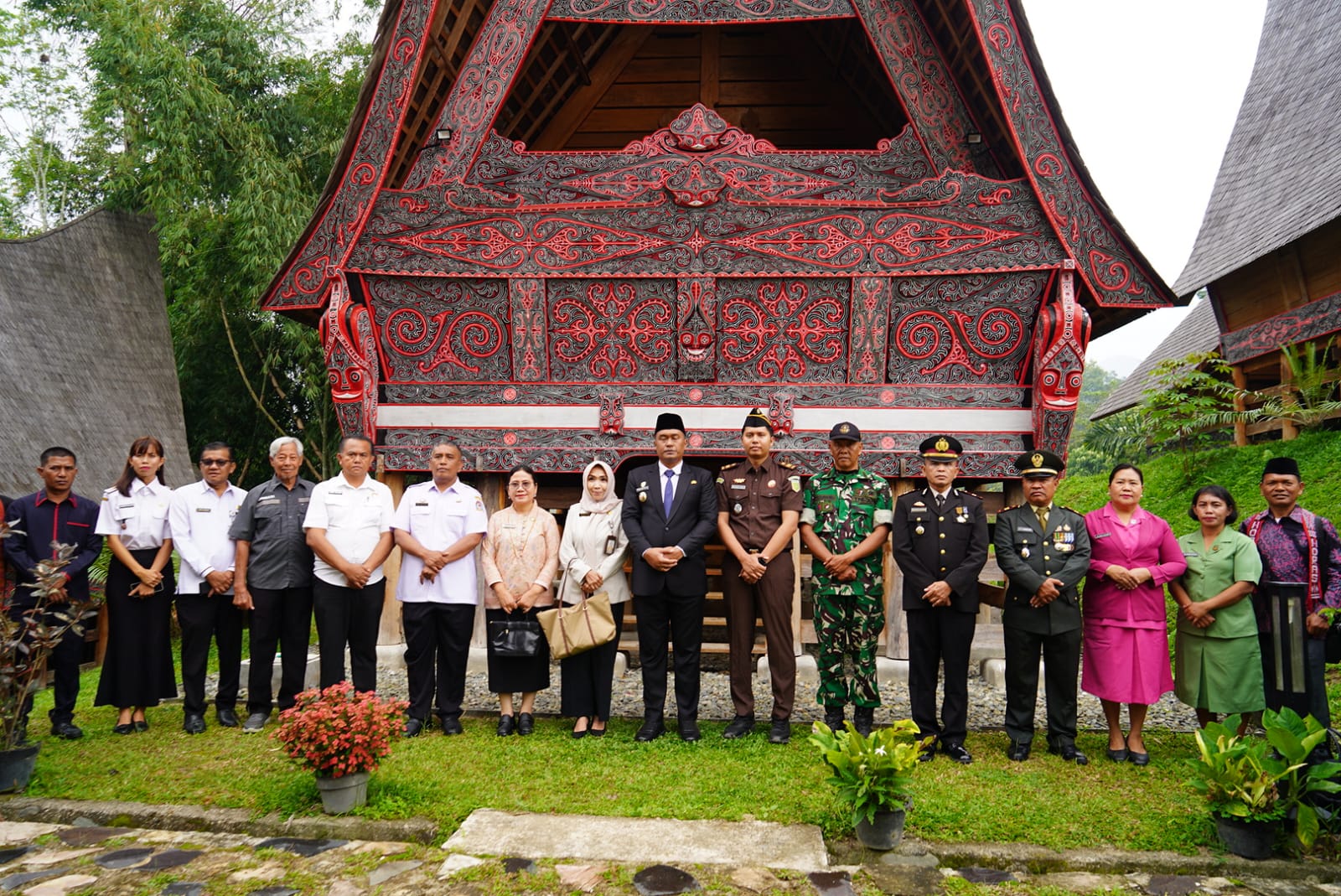 Bupati Toba Dorong Warga Natolu Tali Kembangkan Potensi Wisata