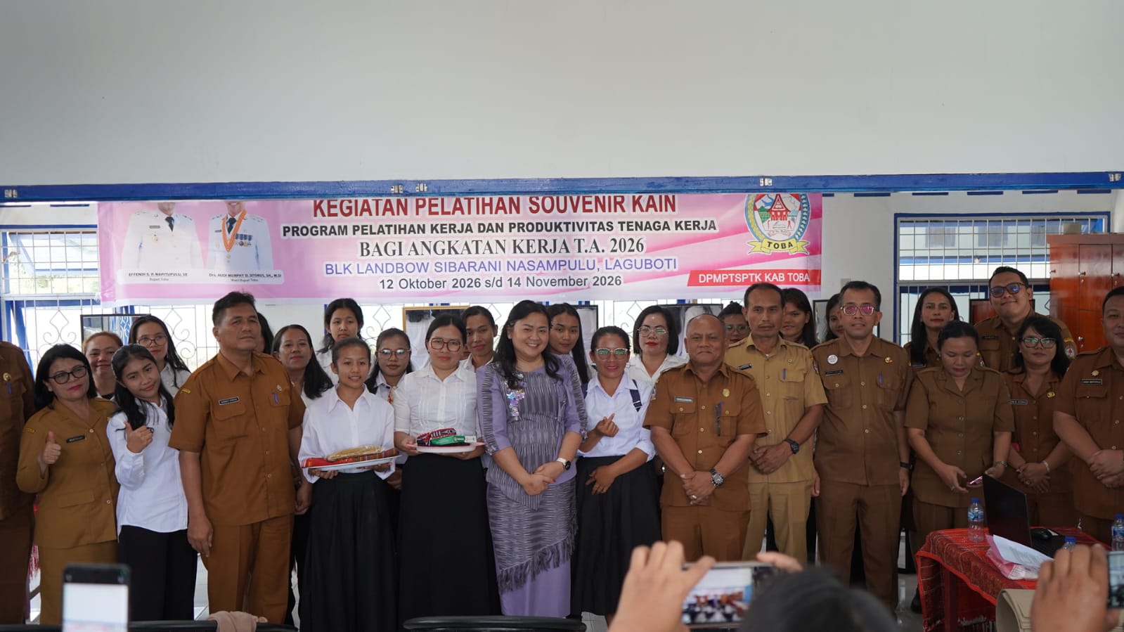 Pemkab Toba Dorong Kemandirian Ekonomi Lewat Pelatihan Souvenir Kain Ulos