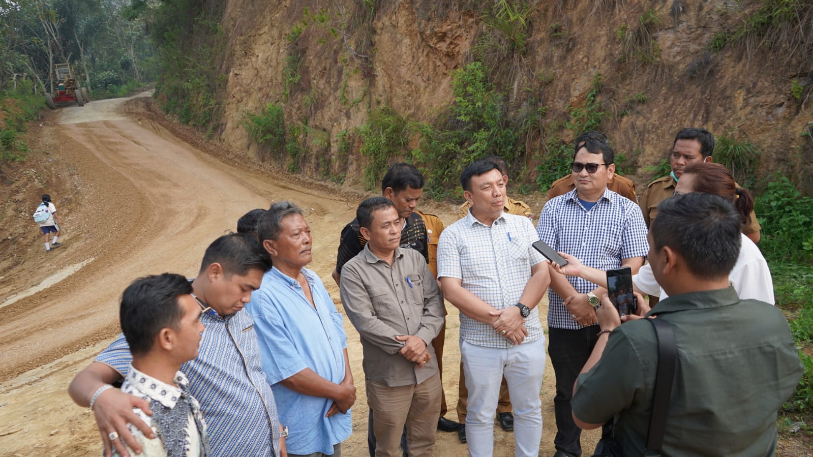 Komisi B DPRD Toba Tinjau Rekonstruksi Jalan Soposurung–Hinalang dan Sibodiala–Gurgur