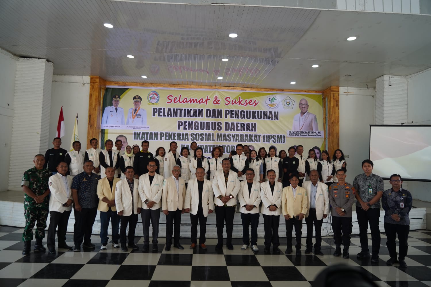 Bupati Kukuhkan IPSM Toba, Bupati : IPSM Harus Proaktif, Responsif dan Solusif